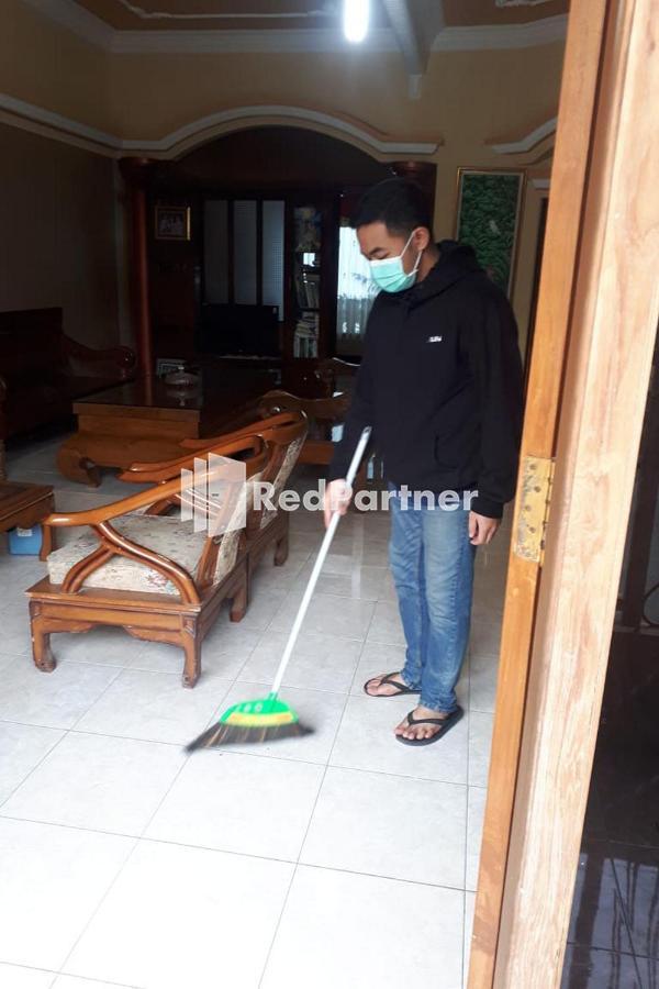 Bromo Indah Lestari Homestay Mitra Reddoorz Pasuruan Exterior photo